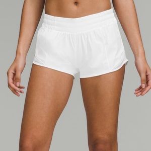 White 2.5 inseam low rise size 4 Lululemon hottie hot shorts